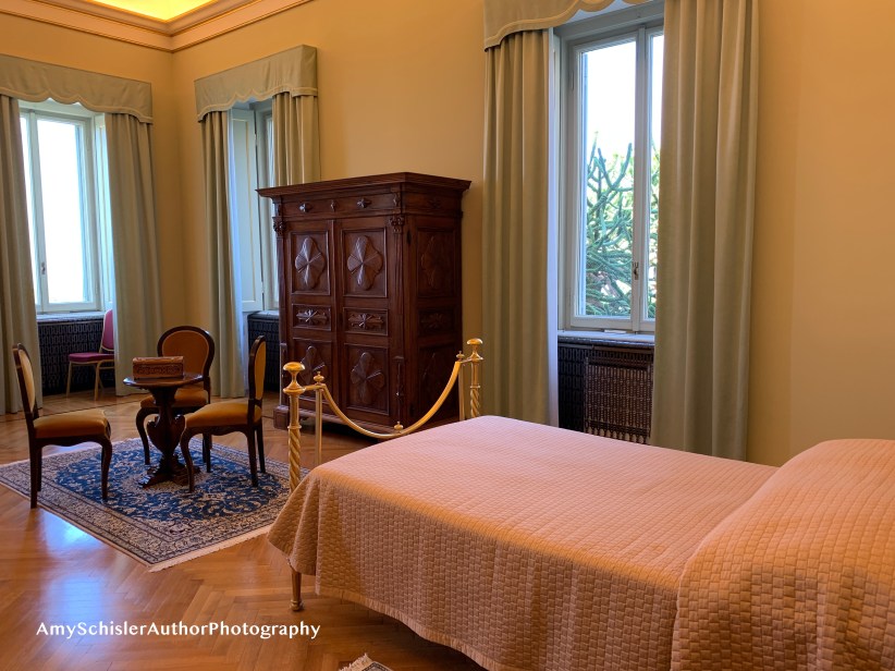 Pope's bedroom.jpg